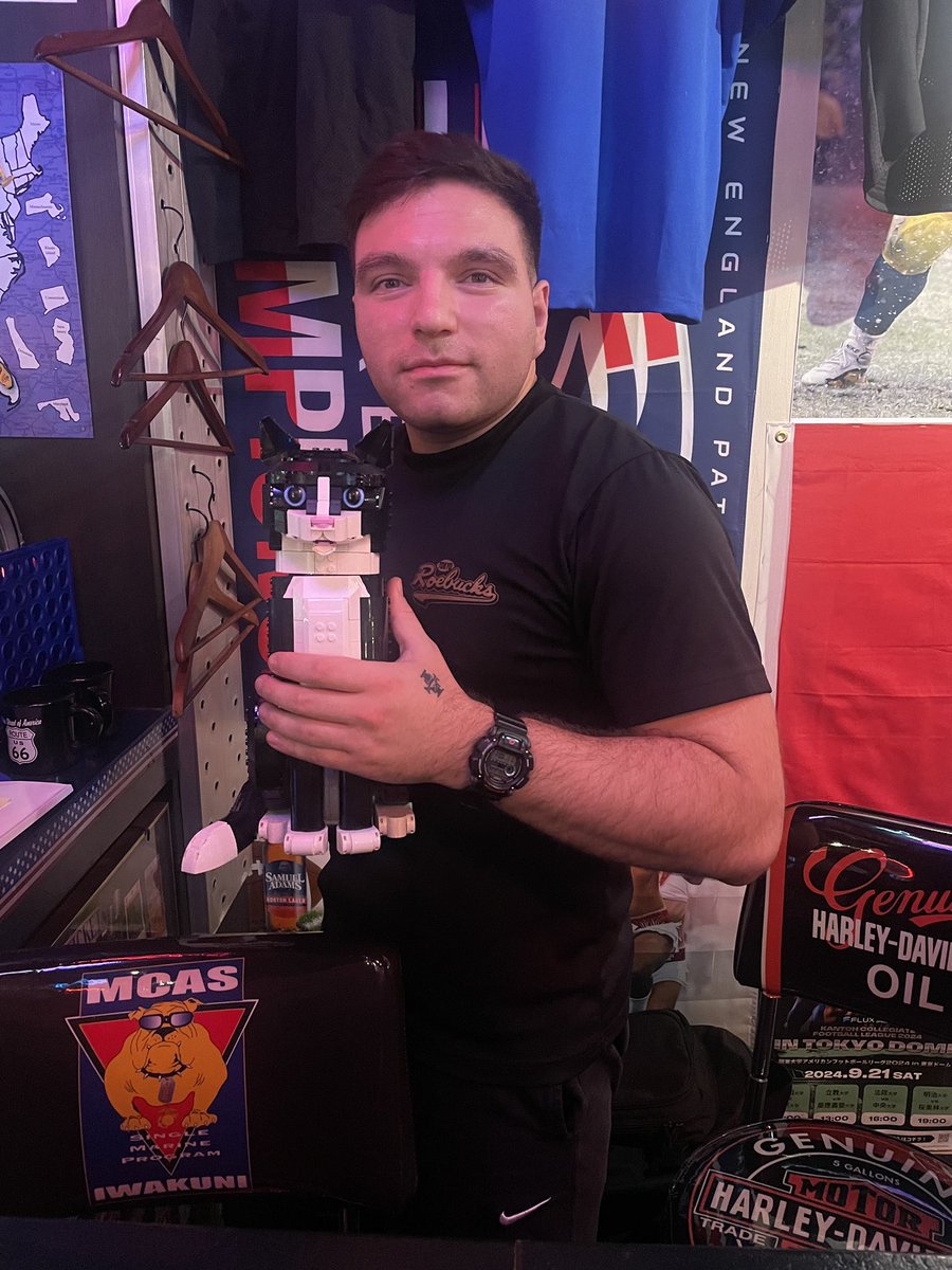 ⛩️BAR 894 BASE YOKOSUKA Cameronが、お店に猫🐈のLEGOをプレゼント