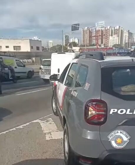 TVSAOBERNARDO's tweet photo. MOTORISTA FOGE APÓS ATINGIR MOTO COM PAI E FILHA NA AVENIDA LIONS; PM DETÉM ENVOLVIDOS
https://t.co/dpHM0vOpD0 https://t.co/c991ddsjPm