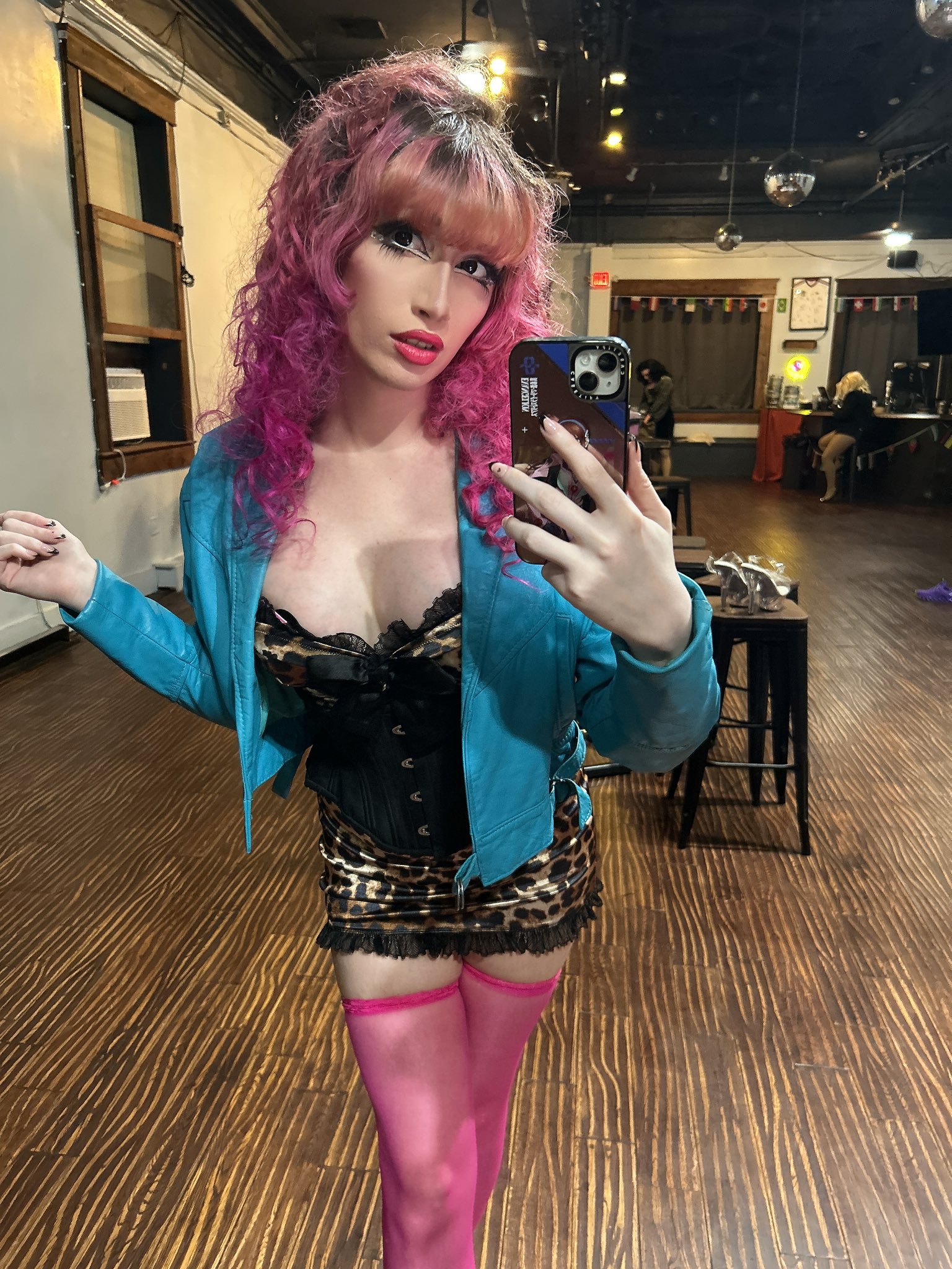 2 pic. 🤑SHE'S WORKING FOR THAT KITCHEN RENOVATION🤑 https://t.co/KlTFs0wL7v