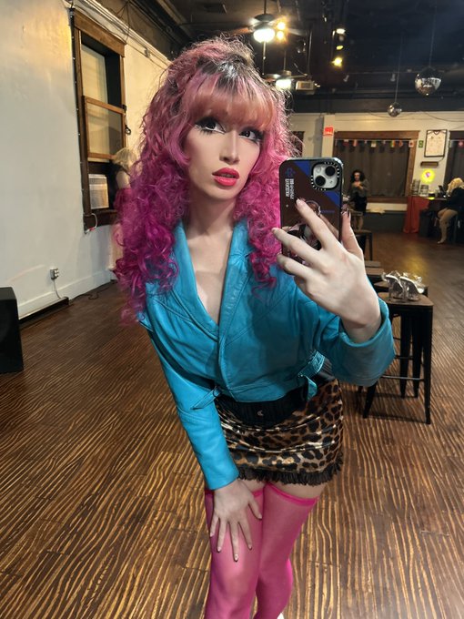 🍑💖Mimi Oh💖🍑 - 1 pic. 🤑SHE'S WORKING FOR THAT KITCHEN RENOVATION🤑 https://t.co/KlTFs0wL7v