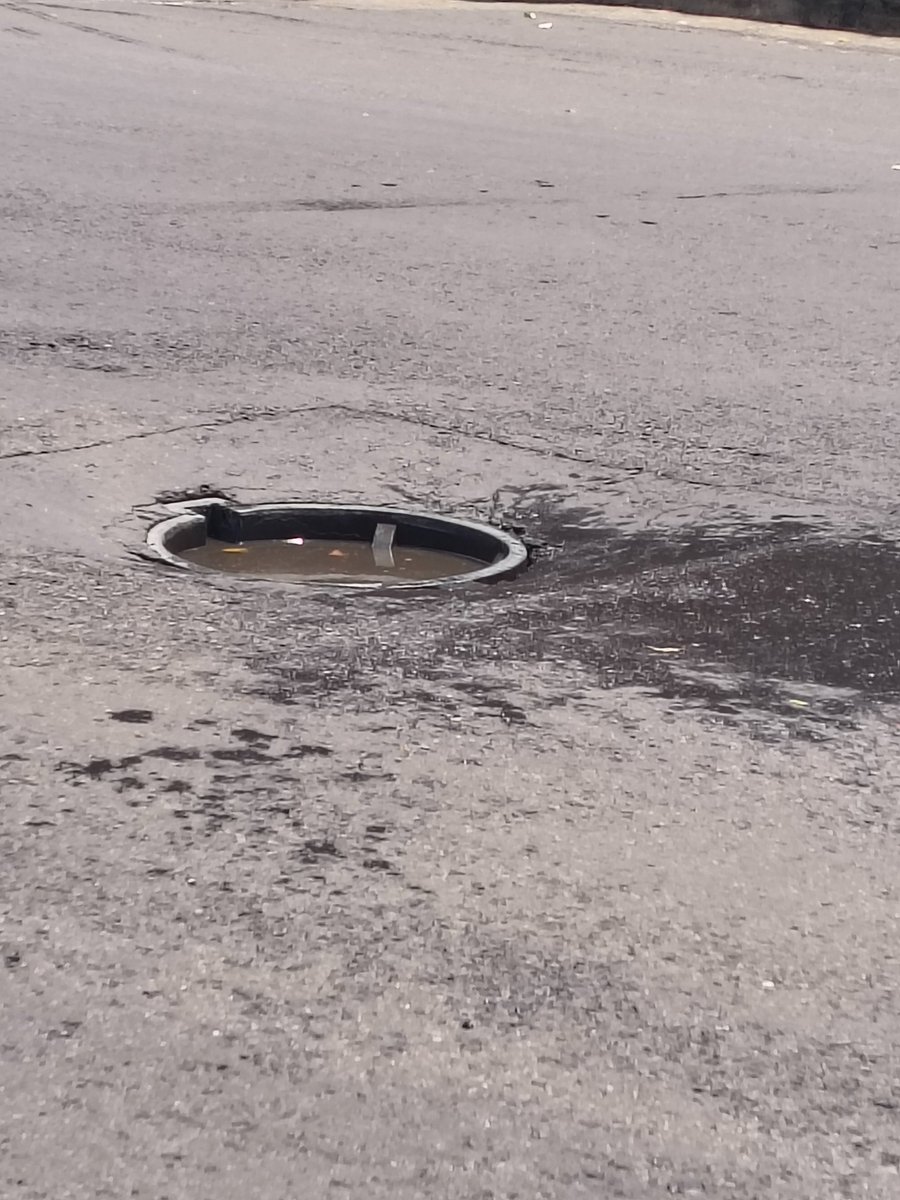 CUERVOSROCKTRIO's tweet photo. @VertizNarvarte en esquina de Ángel Urraza y Avenida universidad se trataron de robar una alcantarilla y dejaron la tapa justo en la esquina. El agujero es un peligro para los coches que pasan https://t.co/nnXwqngDjY
