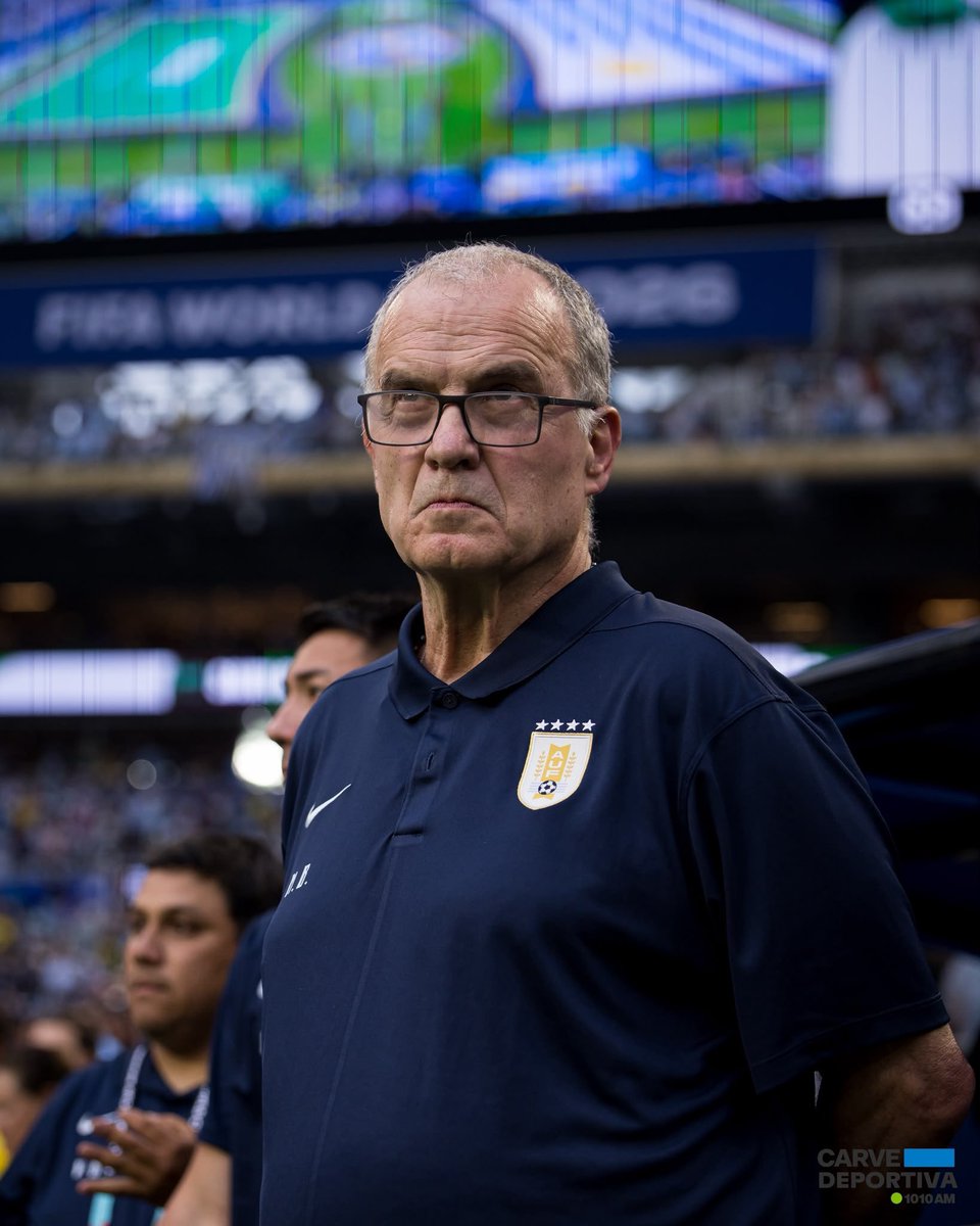 Camilito_8's tweet photo. Lo de Marcelo Bielsa es para sacarse el sombrero.

El tipo está dando la cara, enfrente de la prensa más mala leche del continente.

Defendiendo a capa y espada a un grupo que ya no es de él, aparte de asumir toda responsabilidad de lo ocurrido.

Un Señor con todas las letras. https://t.co/FVquCtZ1Na