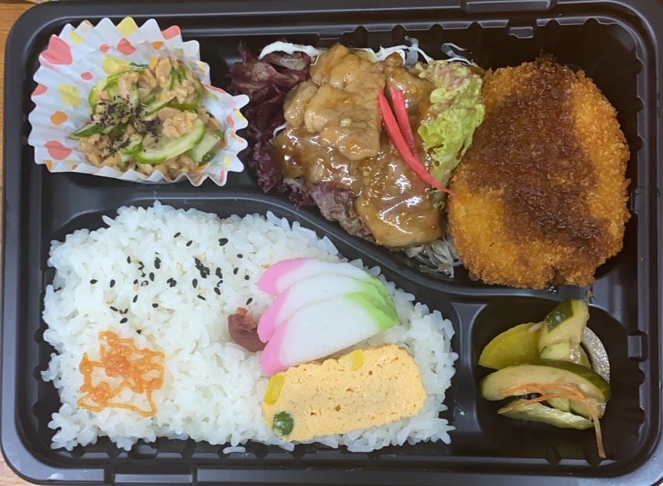 isaodoo's tweet photo. おはようございます！🌞
熊本県南関町にある功堂です。

本日のお弁当🍱
きゅうりひきわり納豆、
豚ロース甘酢餡かけ焼き、コロッケ

本日も宜しくお願いします🙇
 #南関町 #熊本 #ランチ #お昼ごはん #お弁当 https://t.co/IPwl4fZoNo