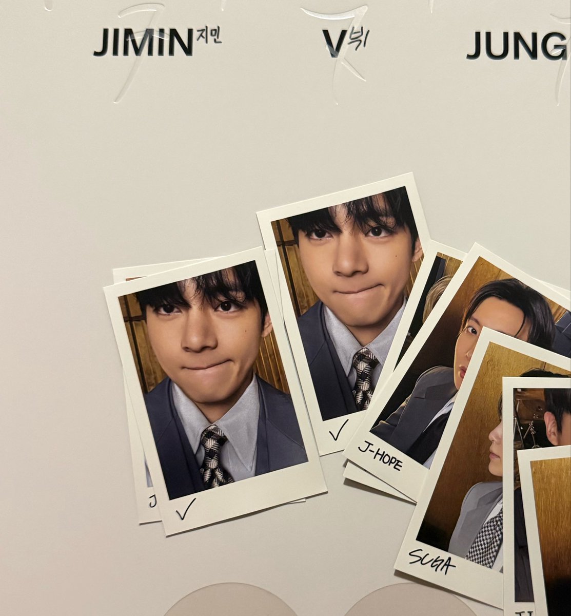 AGUSTDRE4M's tweet photo. ARIRANG PLAKIMIN ICINDEN IKI TANE TAEHYUNG FOTOCARD CIKTI BI TANE CIKICAGINA benim sans fena olmaya basladi pop upda verdikleri jimin ve taehyung fotocard sonrasi https://t.co/7N5unPp6Vg
