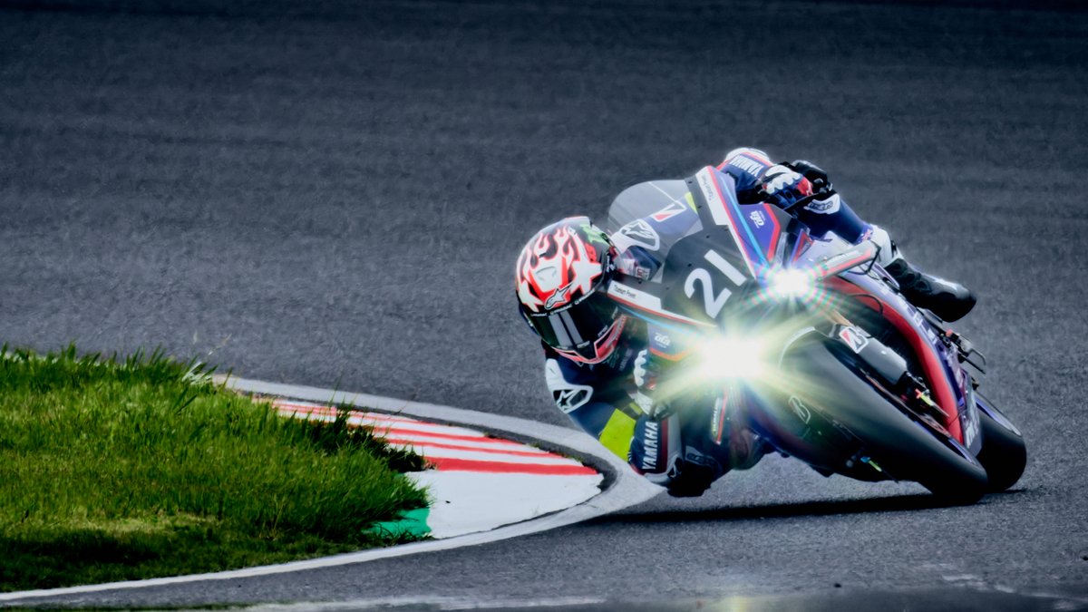 akkiy005's tweet photo. 鈴鹿8耐テスト走行。
2コーナーで狙った2つの瞬間。
ヘッドライトの輝きが際立つ一枚と、マシンが美しく旋回する一枚。どちらもお気に入りです。
#鈴鹿8耐 #Suzuka8Hours #Yamaha #バイク写真 #モータースポーツ https://t.co/7DtxE1KDa7