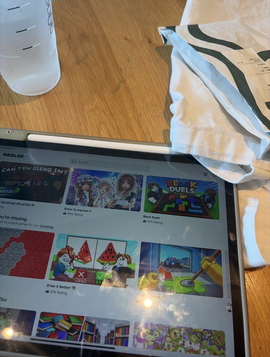 coolcat472's tweet photo. trying so hard to finish my st*rbucks giftcard.. zoned out for a sec and actually started drooling🧍 #productive https://t.co/Ikd1JN5FZG