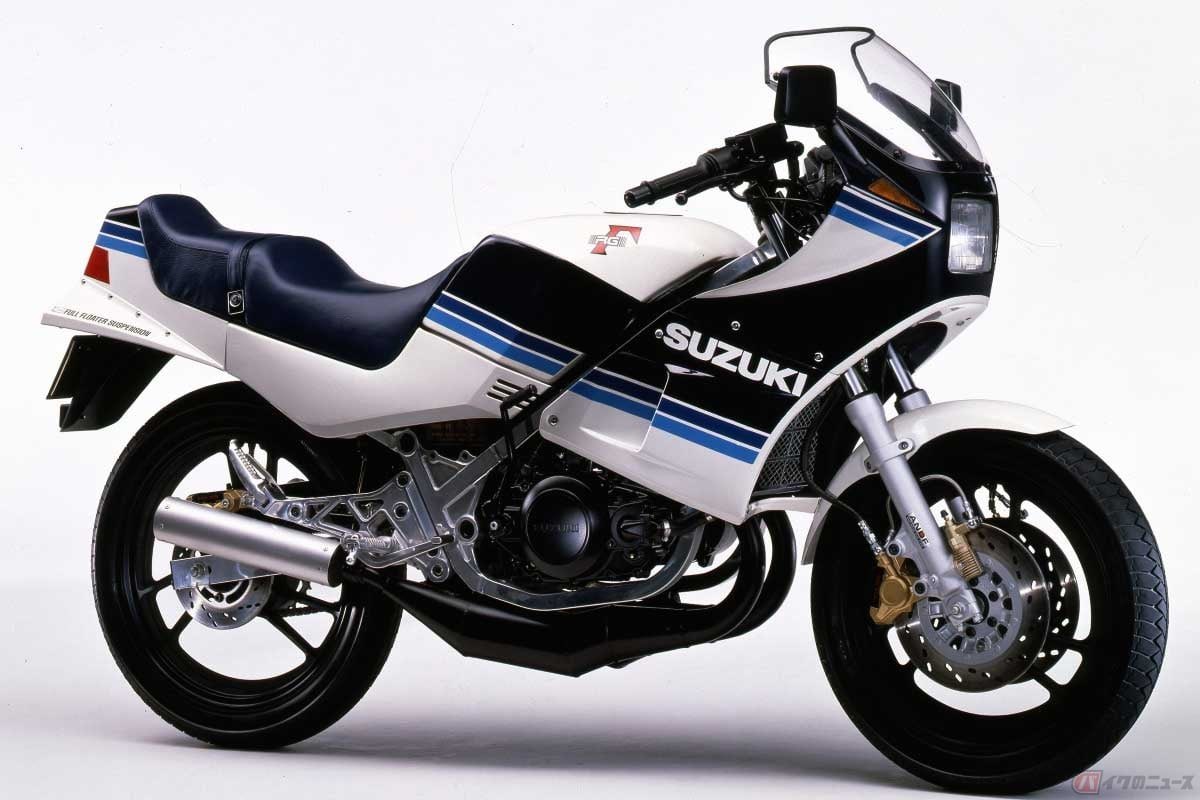 PutiMotor's tweet photo. 「レーサーレプリカ」とは？

レーシングマシンを模したスタイルやメカニズムを持つバイクのことで、モチーフになるレーシングマシンが存在する。

しかし、1990年代にはレースも市販車がベースになり、それらのバイクを「スーパースポーツ」と呼ぶようになった。

https://t.co/5V6pXZ5ozA https://t.co/VosqgySway