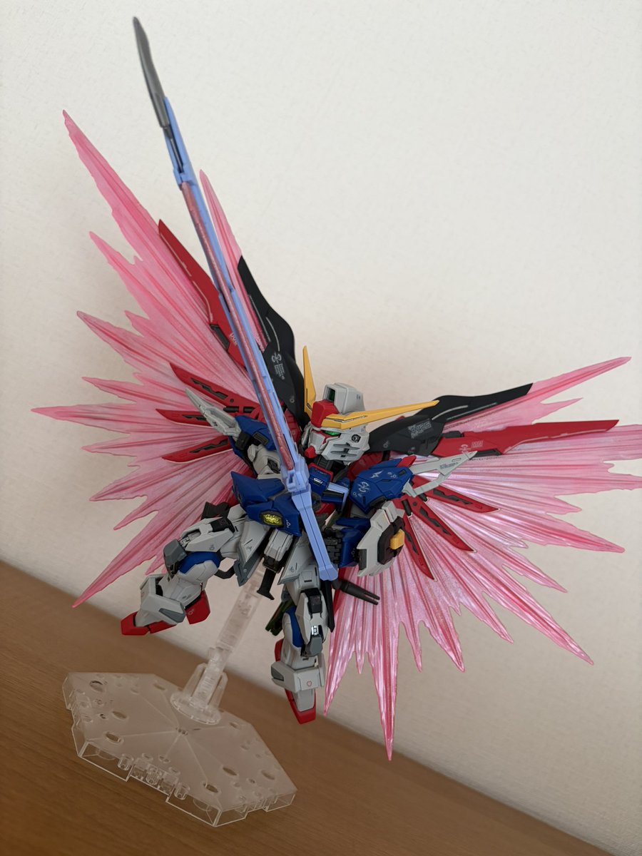 teddy82703's tweet photo. #今月作ったプラモ晒そうぜ 

もう７月になりましたが先月の完成品はひとつになりました🌀
説明書通り作って本体は艶消し、光の翼は光沢クリアー→ガンマカホロレッドで塗装しました💡
今月から模活スピード上げたい💪
#プラモデルライフ 
#ガンプラ好きと繋がりたい https://t.co/XmACMikD39