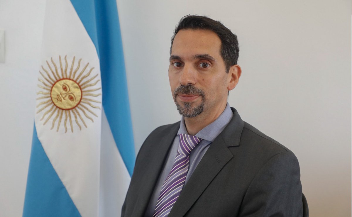 MartinDandach's tweet photo. Este es Martín Porro. Engañan un poco la cara de imbécil que tiene y su apellido particular, pero es uno de los responsables de los 100 despidos en la CNEA, uno de los organismos fundamentales para el desarrollo nacional. Esta basura en complicidad con el Presidente está destruyendo uno de los sectores de mayor valor agregado de la patria, atentando contra las capacidades que nos diferencian de la región y nos destacan en el mundo. Estos inmorales son absolutamente enemigos de la patria y no van a parar hasta arrasar todo. Esto no da para mas, se tienen que ir del primero al último.