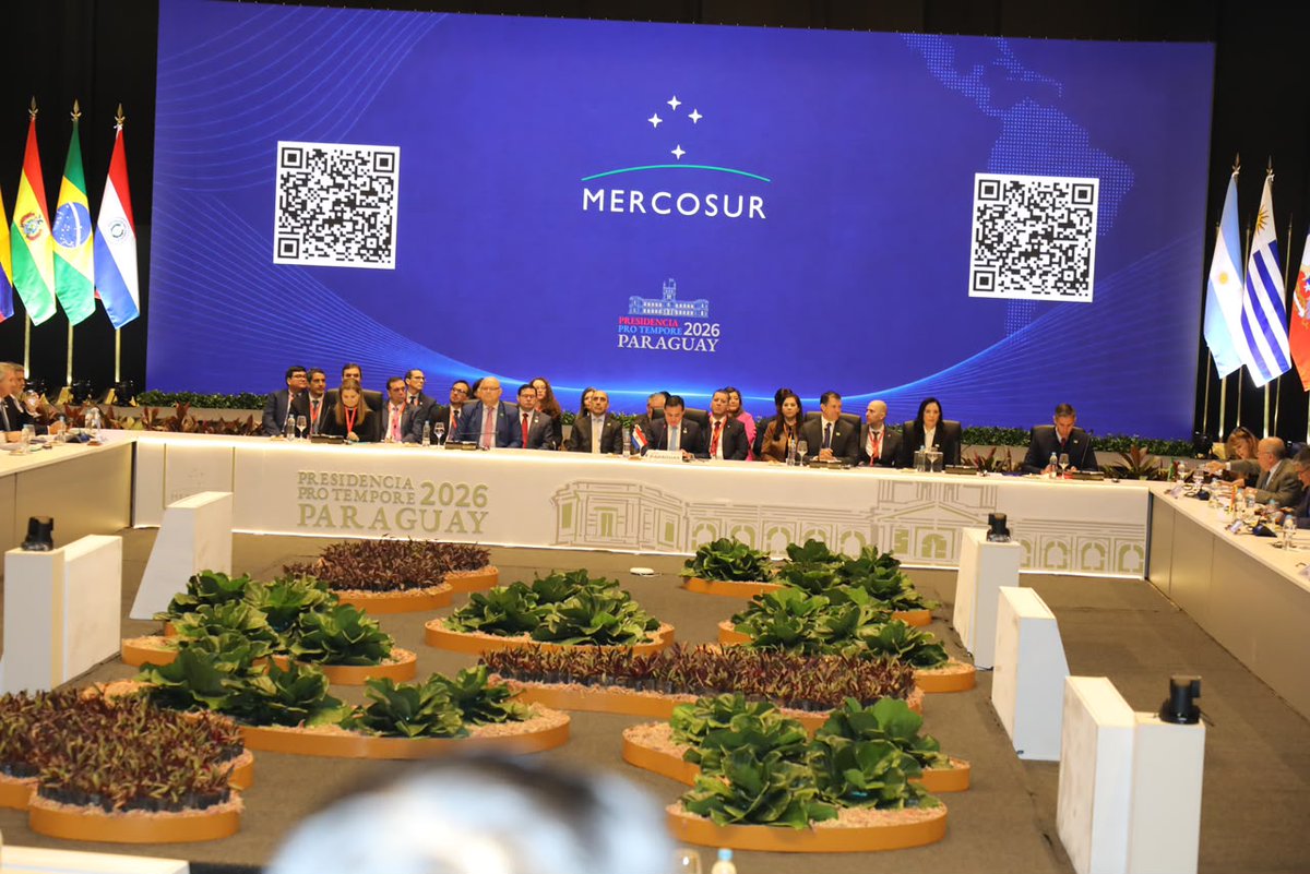 AgendaCAF's tweet photo. CAF participó en la LXVIII Cumbre del @mercosur y Estados Asociados, en Asunción 🇵🇾, la misma ciudad donde hace 35 años nació el bloque.

En representación de CAF estuvieron @EmilioUquillas, Vicepresidente de Países; @josrur, Gerente Regional Sur y representante en Paraguay; e Ignacio Corlazzoli, Gerente de Movilización de Recursos y Alianzas Globales.

En su intervención, Uquillas reafirmó que CAF se constituye como una plataforma que articula a gobiernos, instituciones y sectores, con la aspiración de ser un actor gravitante en la integración pragmática de la región. En esa línea, recordó el compromiso de destinar USD 10.000 millones hasta 2031 a proyectos de integración en toda América Latina y el Caribe, con foco en infraestructura física y digital, energía, logística y comercio intrarregional. 

Además, CAF presentó el Fondo para la Recuperación y Reconstrucción de Venezuela, con un aporte semilla de USD 1M, sin costo de administración y con altos estándares de transparencia y rendición de cuentas. Invitamos a gobiernos, organismos internacionales, sector privado y sociedad civil a sumarse a esta iniciativa de solidaridad regional.