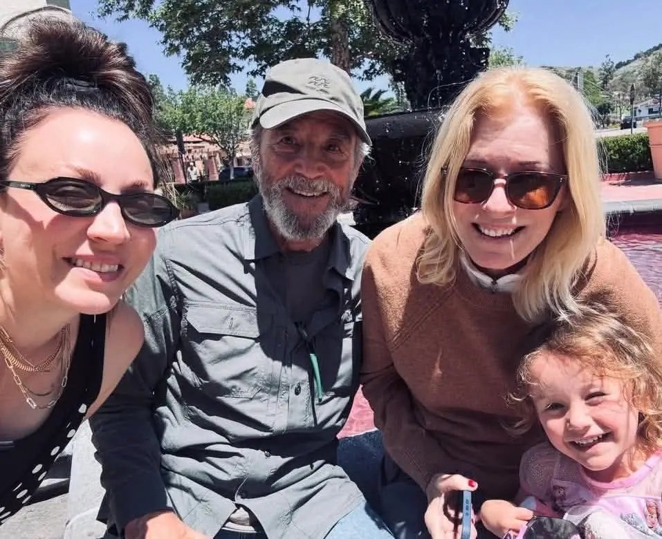 kaleycuoco6612's tweet photo. Kaley Cuoco believes family is everything 💕💕💕. https://t.co/UksO2XwciN