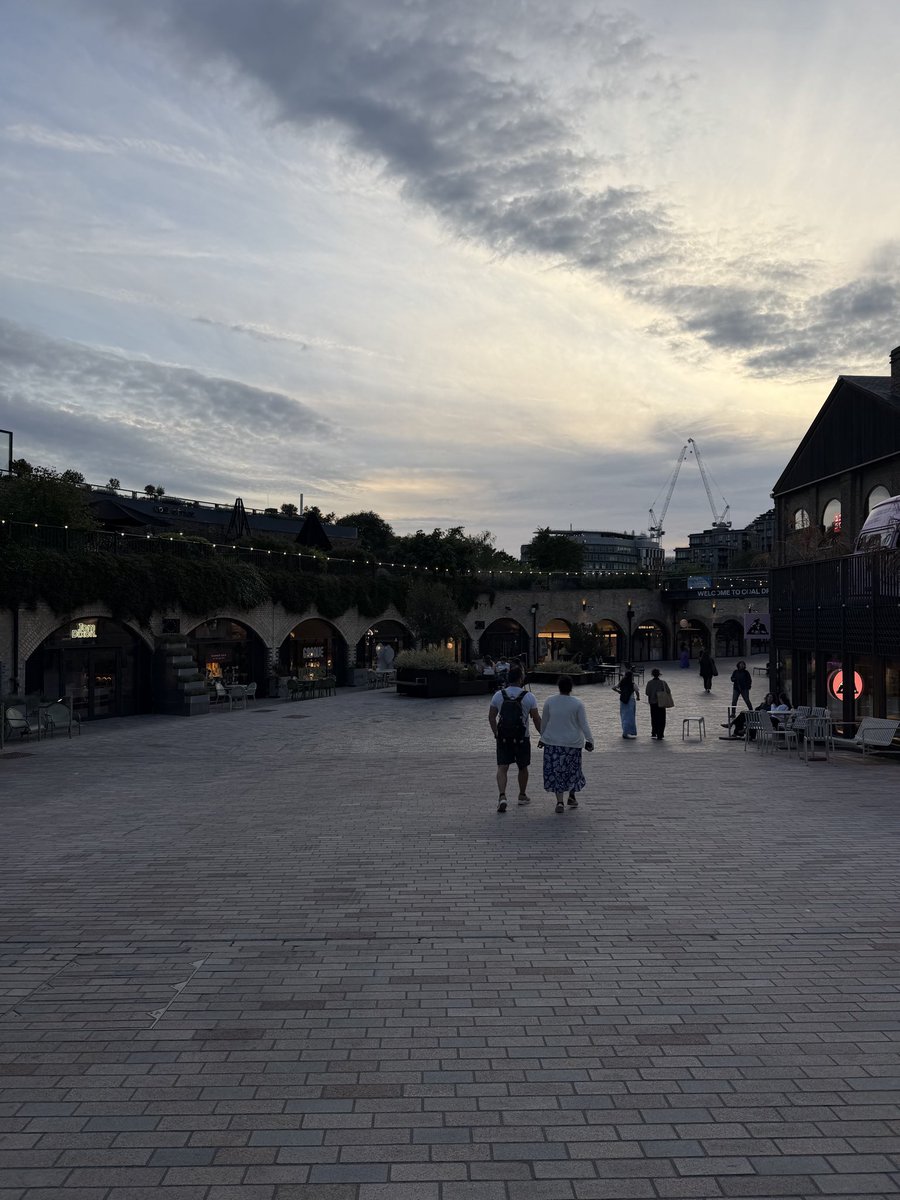 elgook's tweet photo. 13年前にイギリスに移住した友達とKing's Crossで久々の再開してお互いをアップデート https://t.co/6T3xIlYk2v