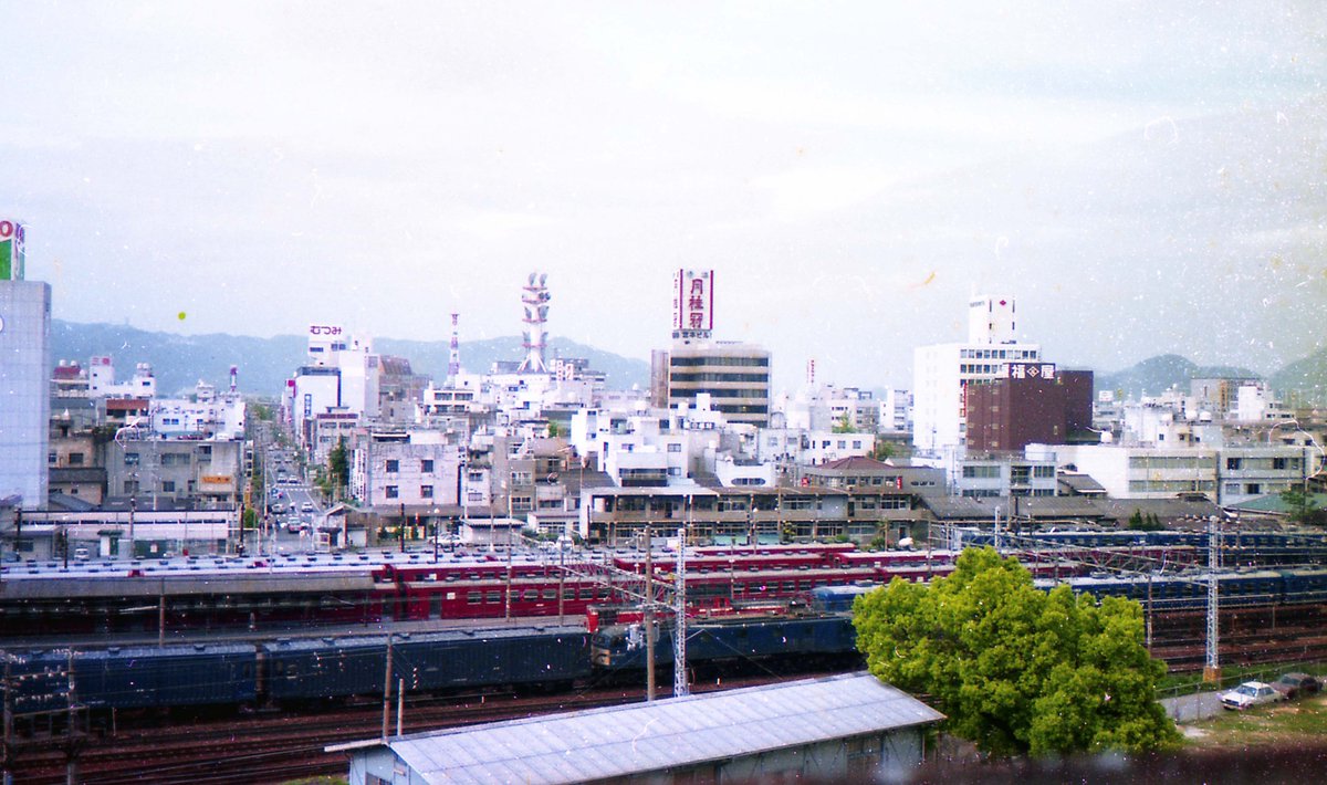xAi0De5jmF2rWVj's tweet photo. #50系客車
1981年か1982年頃、姫路駅新幹線ホームから撮影した、姫路駅の50系。
播但線に使用される50系だと思われます。
親のコンパクトカメラを借りて、撮影しています。
AI修正せず、傷だらけカビだらけの写真です。 https://t.co/g6NZft4wKa