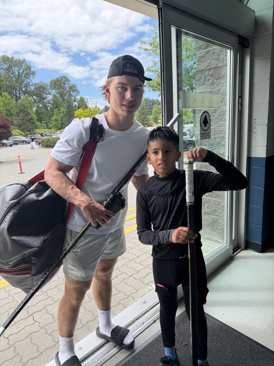 gurjs's tweet photo. @taj1944 what a hometown hero posing for pics with some of his biggest fans https://t.co/LUQSiWJxwE