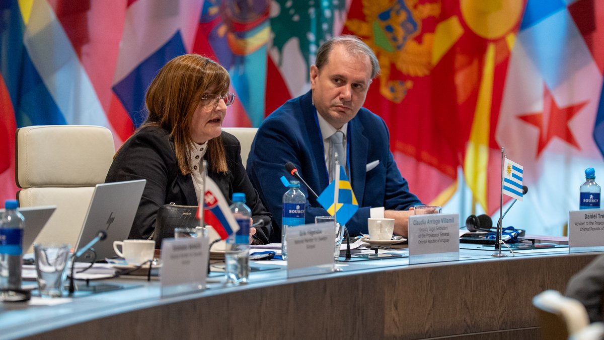 EPreve's tweet photo. 🔴PIDEN INFORME SOBRE FISCAL ARRIAGA

✔️La diputada Diana Noy (FA) reclamó que se reitere un pedido de informes al Ministerio de Educación y Cultura sobre la fiscal Claudia Arriaga, en medio de versiones periodísticas sobre presuntas irregularidades en el manejo del poder disciplinario dentro de la Fiscalía General de la Nación.

✔️El pedido original, presentado el 9 de diciembre de 2025, nunca obtuvo respuesta. Por eso Roy recurrió ahora al presidente de la Cámara de Representantes, Rodrigo Goñi, invocando el artículo 118 de la Constitución para forzar su reiteración.

✔️El disparador fue la noticia de que Arriaga viajó a La Haya representando a Uruguay en la Reunión de Alto Nivel de Fiscales Generales. A partir de ahí, la diputada pregunta directamente:

✔️Qué cargo ocupa Arriaga y qué tareas cumple.
✔️Si pidió información a la Caja Profesional este año, y si esa consulta está amparada por el Código Tributario.
✔️Si instruyó sumarios o investigaciones disciplinarias en 2025, y qué pasó con los funcionarios involucrados: qué cargos tenían entre 2020 y 2025, y si ya hay resolución.
✔️Con qué criterio la eligieron para ir a La Haya.
✔️Y pide que se adjunte la invitación al evento.