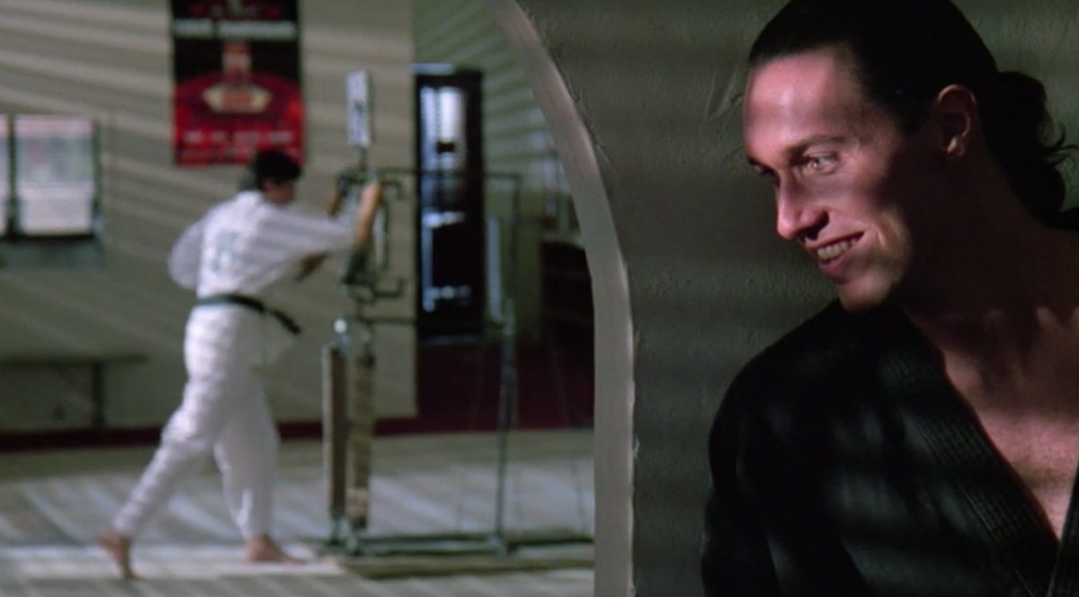 PaulMoraTV's tweet photo. #UnDíaComoHoy 30 de junio, pero de 1989, "The Karate Kid Part III" llevó de regreso a Daniel LaRusso y al Sr. Miyagi, enfrentándolos a John Kreese y Terry Silver. Dirigida por John G. Avildsen, consolidó a Silver como uno de los villanos más recordados de la saga 👊🥋 https://t.co/6FGPXABhQP