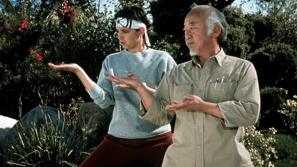 PaulMoraTV's tweet photo. #UnDíaComoHoy 30 de junio, pero de 1989, "The Karate Kid Part III" llevó de regreso a Daniel LaRusso y al Sr. Miyagi, enfrentándolos a John Kreese y Terry Silver. Dirigida por John G. Avildsen, consolidó a Silver como uno de los villanos más recordados de la saga 👊🥋 https://t.co/6FGPXABhQP