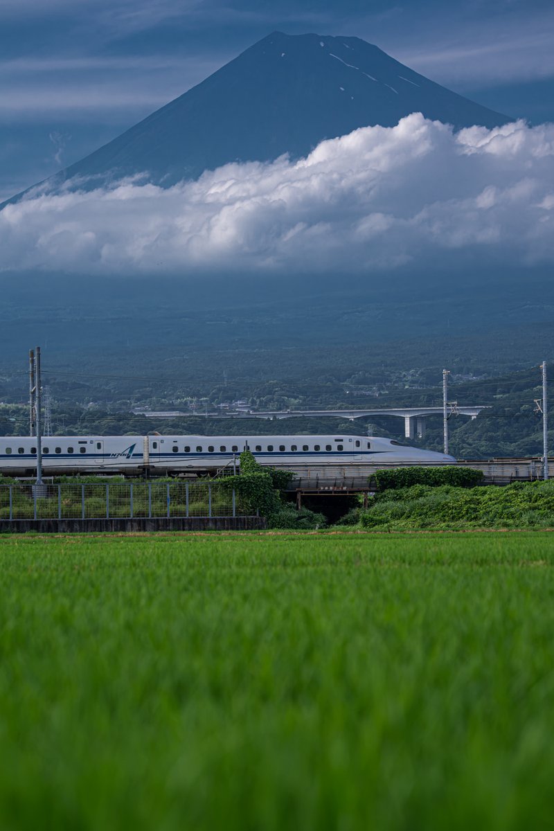 kenbox888's tweet photo. 誇りある173km、
お前は前を向いて東へ急ぐことだろう
.
#新幹線 #富士山 https://t.co/ragJL7Pxgz