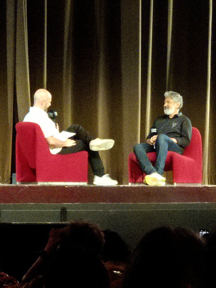 Logan_JV's tweet photo. Revoir RRR au cinéma en compagnie d’un public déchaîné et une partie de l’équipe de production du film, juste après une masterclass de S. S. Rajamouli, c’est validé. Un vrai plaisir pour un film toujours aussi fou. https://t.co/iMPBUclpeG