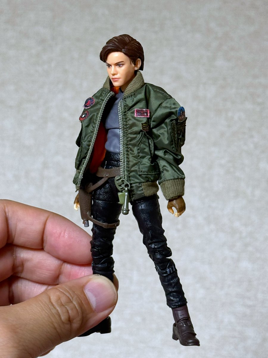show_plus2's tweet photo. スターウォーズ世界観のオリキャラWIP
・ブラックシリーズ ジン・アーソのボディ
・マーベルレジェンド キャプテンマーベルのヘッド（ちょい加工＆ちょいリペ）
・HASUKIのフライトジャケット

遠目に見るとジョンコナーに見えるな。あともう少しスターウォーズ的装備品を付けたい https://t.co/qIJUMnn2fV