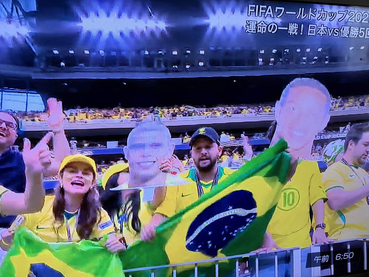 ms_akko's tweet photo. アンチェロッティ監督様がATの勝ち越しに、顔色一つ変えないのが素敵💓😄。
ポソって口が動いたのは、「やっとかよ」とか？試合終了後もね。
客席10番チームが、ロナウド、ロナウジーニョさんのお面だしているのも良かった。 #W杯 https://t.co/rIFcV5Lyta