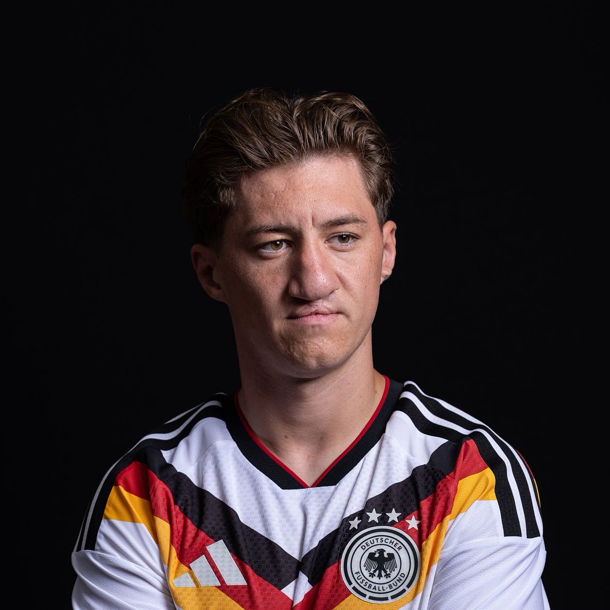 badzler's tweet photo. Nagelsmann dejó fuera de la convocatoria a Angelo Stiller y a Tom Bischof para llevar a Goretzka… Me pregunto qué habrían respondido esos dos cuando Kimmich les hubiera pedido patear el penal.

¿Se habrían negado a patearlo como lo hizo Leon Goretzka? https://t.co/owSVBSCSjZ