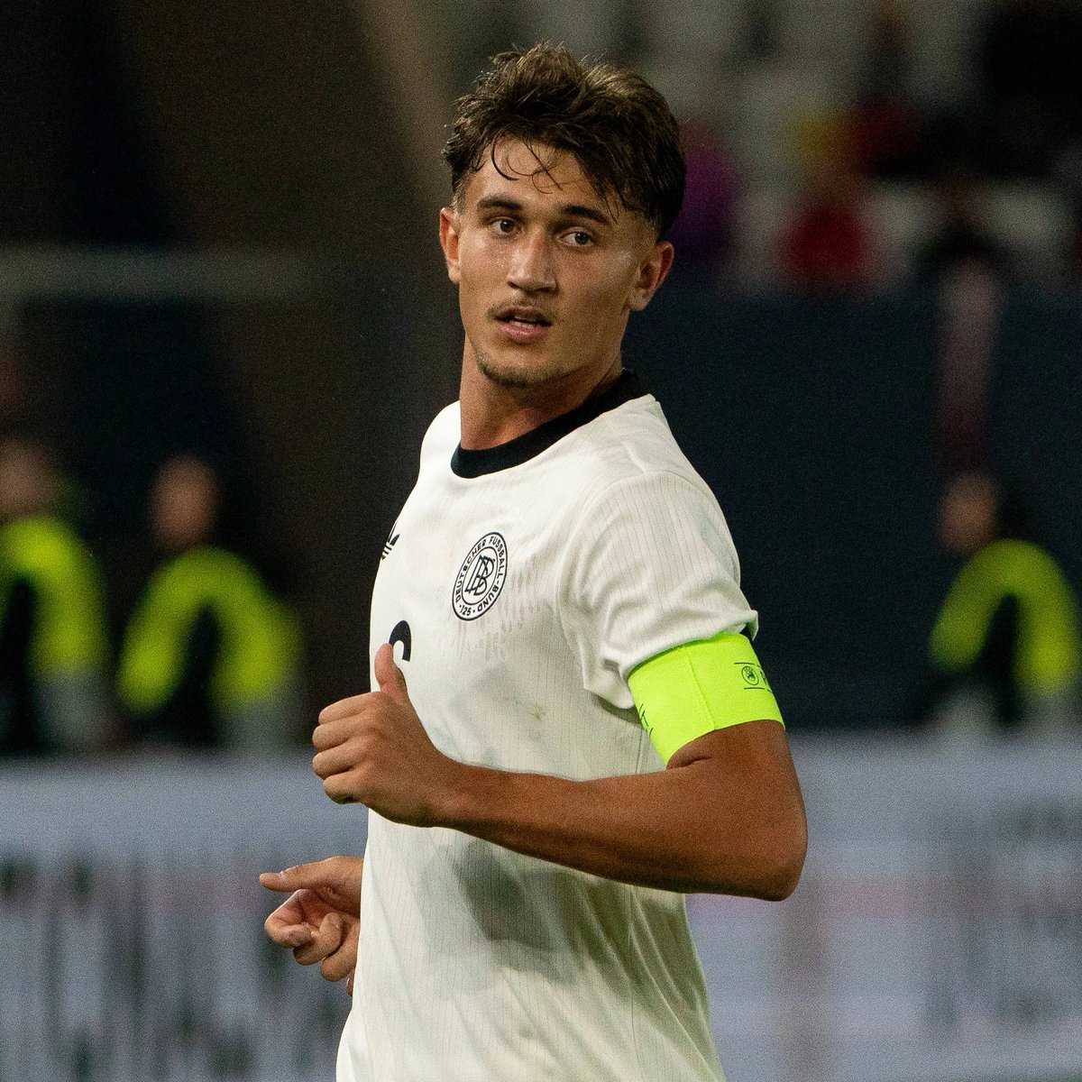 badzler's tweet photo. Nagelsmann dejó fuera de la convocatoria a Angelo Stiller y a Tom Bischof para llevar a Goretzka… Me pregunto qué habrían respondido esos dos cuando Kimmich les hubiera pedido patear el penal.

¿Se habrían negado a patearlo como lo hizo Leon Goretzka? https://t.co/owSVBSCSjZ