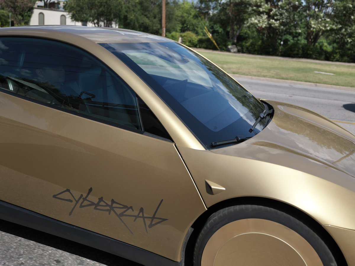 artsimage's tweet photo. Driverless Cybercab with no steering wheel driving on Austin public roads! Huge congratulations to the entire @Tesla team!!! 
@Tesla_AI @robotaxi 

Historic moment for autonomy! Special thank you @elonmusk @aelluswamy @woodhaus2 @larsmoravy @EricETesla and many more for their efforts to make this dream a reality. 

📷@artsimage with my brother  @AdanGuajardo