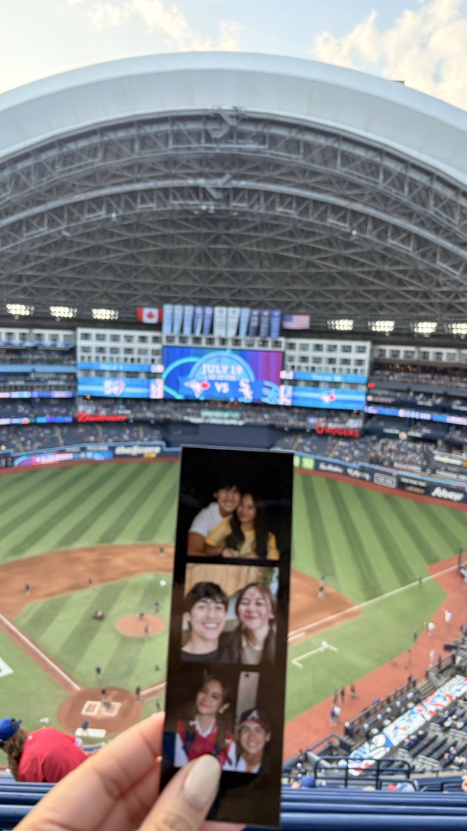 rrfs118's tweet photo. Let’s go Blue Jays 🧡💙 https://t.co/PhMma5Rwwe