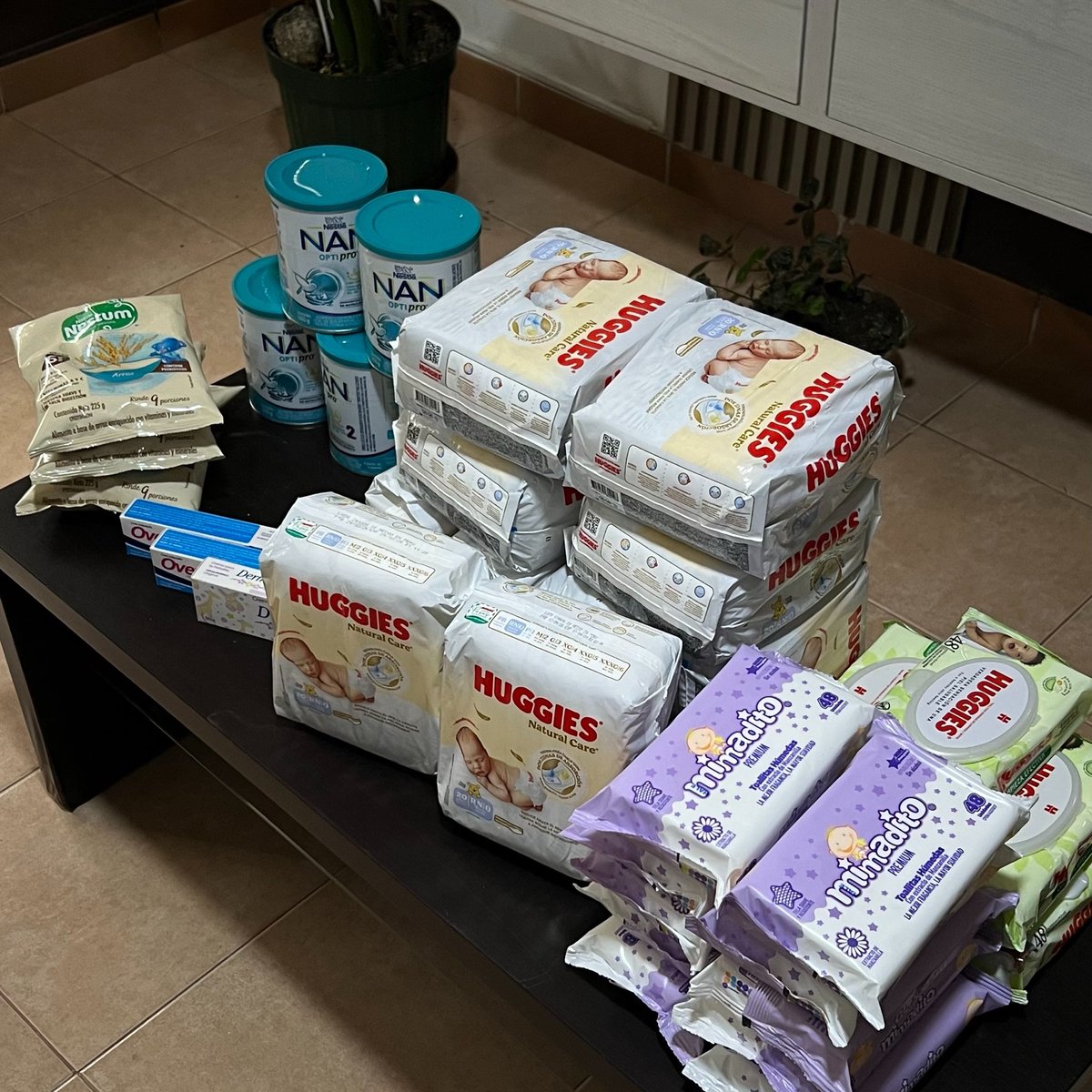 AlejandraIriza's tweet photo. Todo lo recolectado en un día solo pidiendo donaciones en historias de Instagram. Ya fue entregado a centros de acopio acá en Valencia. 

Sigan posteando y sigan pidiendo donaciones. No dejen de compartir información. https://t.co/2K9SFwhmMn