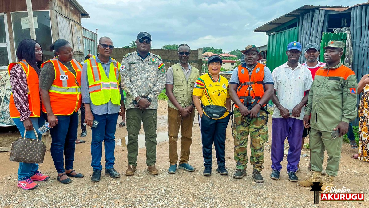 elikplim_a's tweet photo. During my visit, I engaged officials from the Municipal Assembly and NADMO to receive updates on ongoing rescue and relief efforts. I have urged all stakeholders to work with urgency to provide immediate assistance to  residents and ensure that those displaced are a supported. https://t.co/pIVwZCegDy