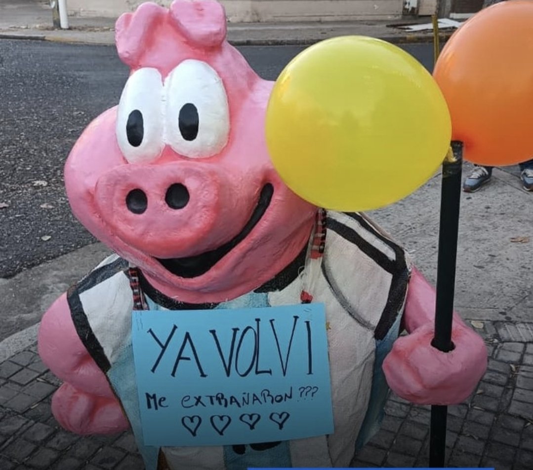 TraductorTeAma's tweet photo. 🇦🇷🐷✅️| Devolvieron a Orson; el cerdo mascota de un kiosco que había sido secuestrado por malandros.

La liberación del rehén fue acompañada por una nota.

“Disculpe señor kiosquero, no fue un robo de mala intención. Estábamos un poco excedidos de alcohol y nos pereció buena idea llevar a pasear a Orson. Se divirtió y ahora vuelve a casa. Mil disculpas, estamos arrepentidos. Somos buenos pibes, lo hicimos como una travesura, nos equivocamos”.