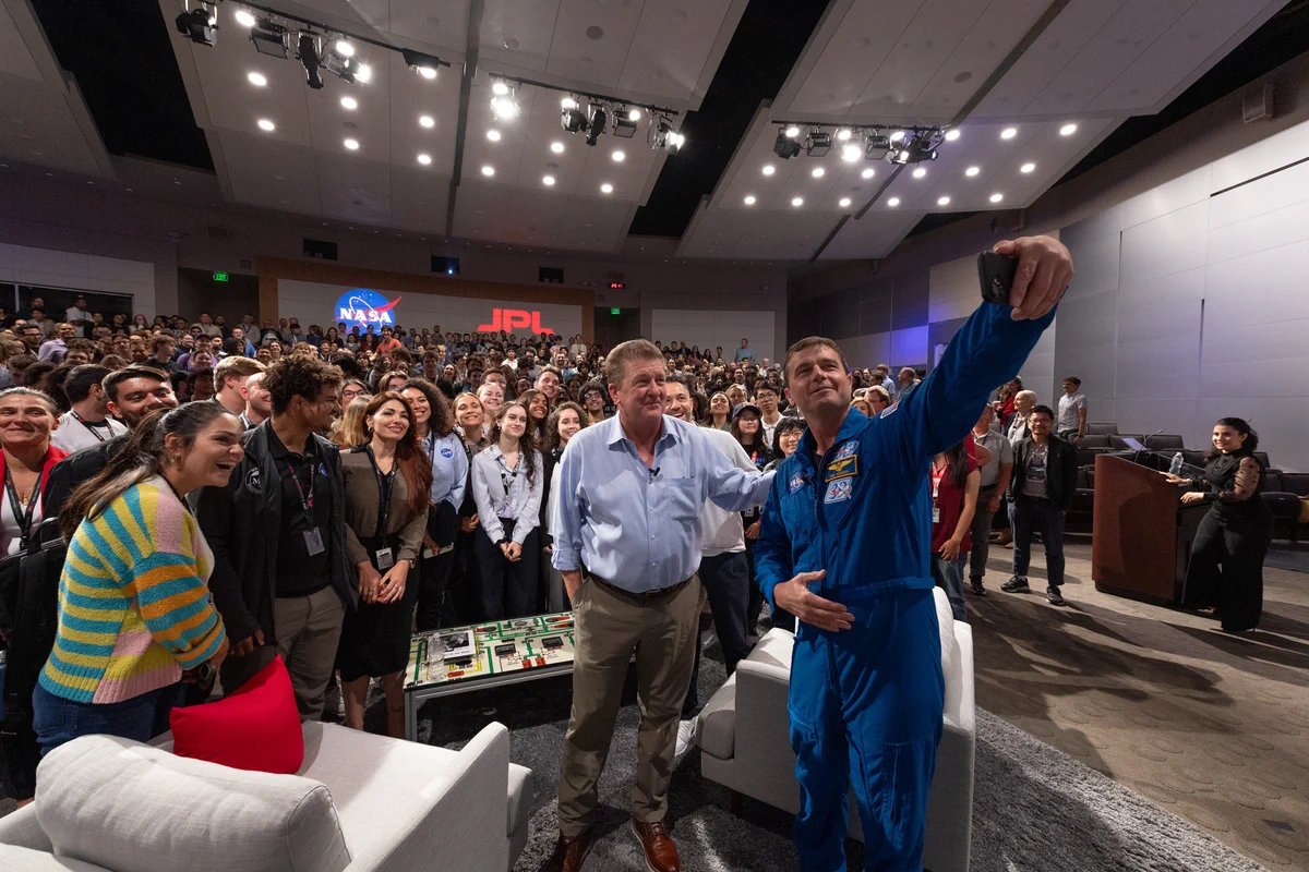 Group selfie of NASA astronaut and Artemis II Commander Reid Wiseman, JPL Director Dave Gallagher, JPL employees and interns.