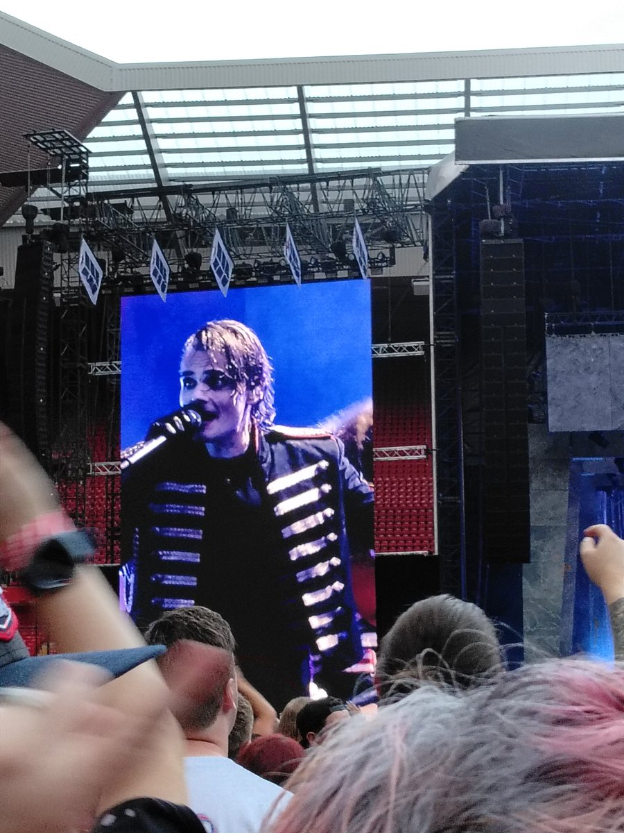 pollyjo12's tweet photo. Best night of my fkn loved every second of ...@MCRofficial at Mordor..
And I can forgive @gerardway for wearing one of their shirts .. coz dayummm. He's fine.
My little black heart is happy tonight.
#blackparade https://t.co/5TuIV4Rrt9