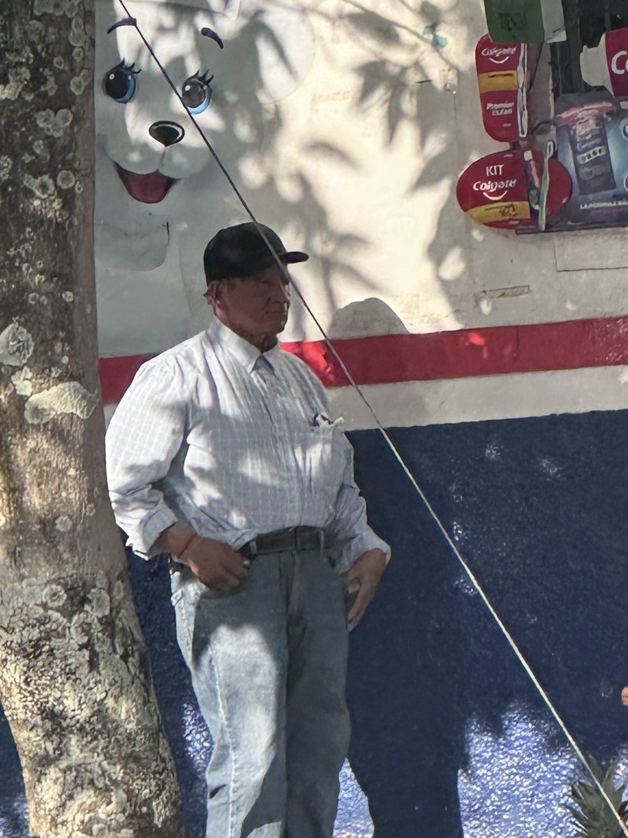 AsecasMia's tweet photo. Señores @CAMdeSantaTecla @HenryFloresST este señor estaba orinando en la vía pública, supongo que lo pueden corroborar en sus cámaras, estos señores se han tomado esa esquina para vender y obstruyen el paso. https://t.co/9AW4kmIoY1