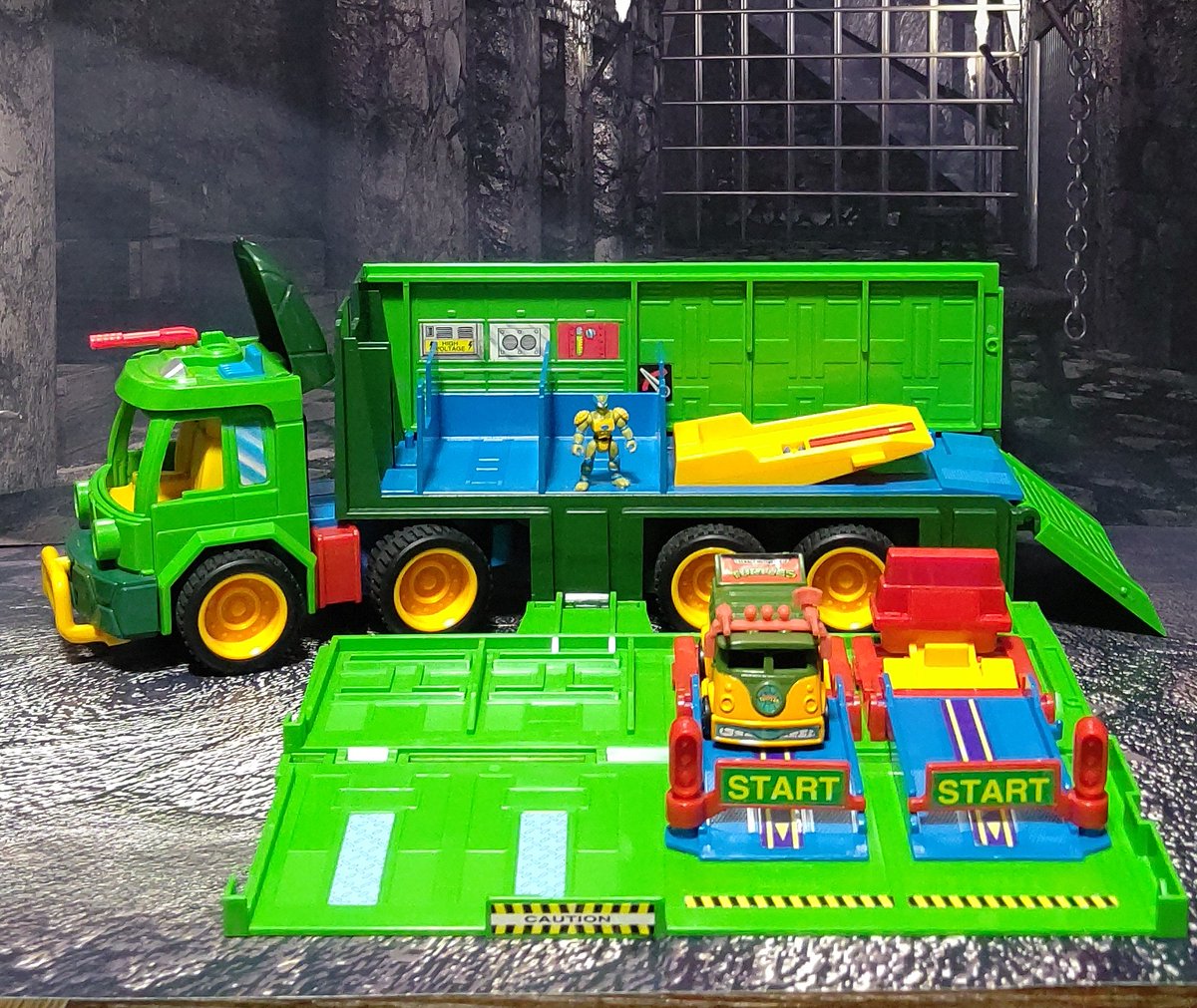 2022iceman's tweet photo. 🐢【TMNT(ミニタートルズ) スーパートレーラー】🔍️👀
【SUPER TRAILER】MINI MUTANTS 
TEENAGE MUTANT NINJA TURTLES
ミュータントタートルズ 
#夜のフィギュア撮影会 
#TMNT https://t.co/czxMgS8iRh