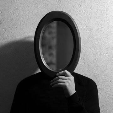 ilheru's tweet photo. @NizarFrancis1 👁️ 
نحنا البشر مرايات وبنعكس الصوره..
بالكلمة بالحكيات وبنظره منطوره..
نطلّع لساعات وتاخدنا كزدوره..
بين ذكري ممحيه.. وذكري محفوره..

وأوقات ما بنقشع شي.. وبنوقع بجوره..
و تجرحنا الكلمات بمرايه مكسوره..
بنشوف بعين الطبع.. لمرايه معذوره..
لو الورد دبلان.. شو ذنبا الحاكوره؟ https://t.co/Sz4gTqZDn7