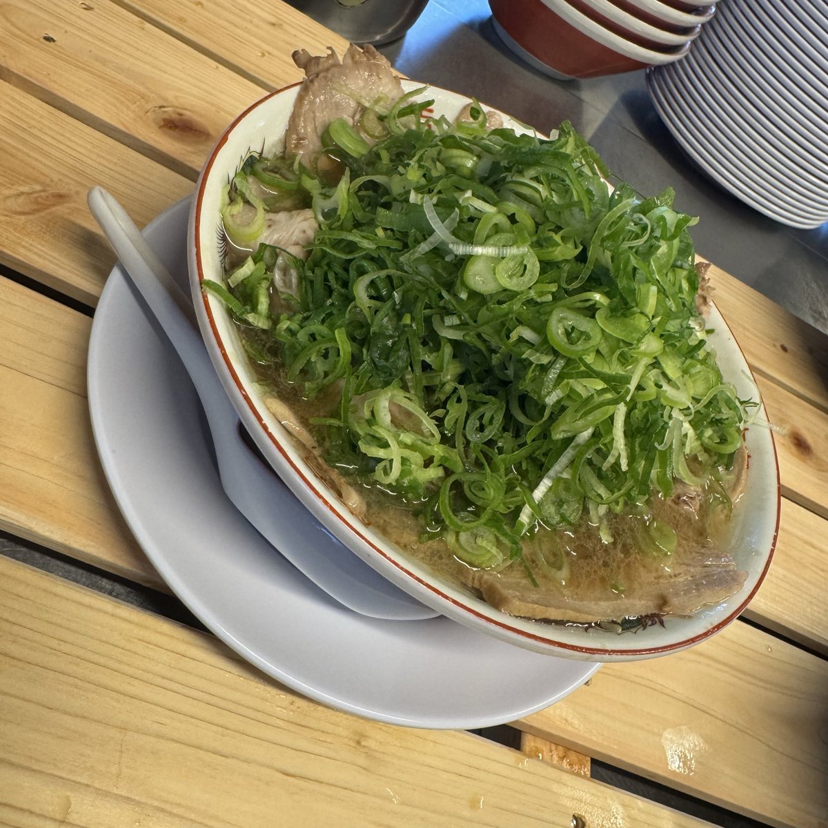 souzou_sousou's tweet photo. 🍜【 営業のお知らせ 】

本日7月1日（水）
11:00〜14:00で営業です！

きょうから7月 🌻ˎˊ˗
だんだん暑くなってきてますが..
そんなときは、草創のラーメンで
塩分➕スタミナチャージ
��ちゃいましょ〜っ 💪🏻 ( ¨̮  💪🏻)

ビッグ餃子もおすすめです 🥟❤️‍🔥

今月もよろしくお願いします！ https://t.co/bllP99jChL