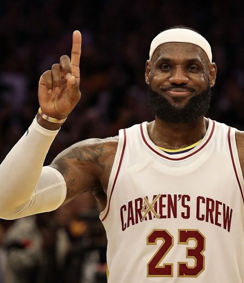 thetournament's tweet photo. The decision is easy for LeBron. https://t.co/c5Uwd5JWwV