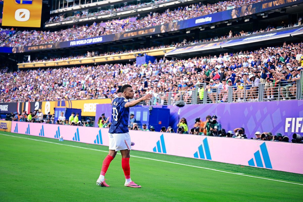 _gjr7's tweet photo. Kylian Mbappe โฝ๏ธโฝ๏ธ
#FIFAWorldCup | #FARSWE https://t.co/SDXzEGsrzO