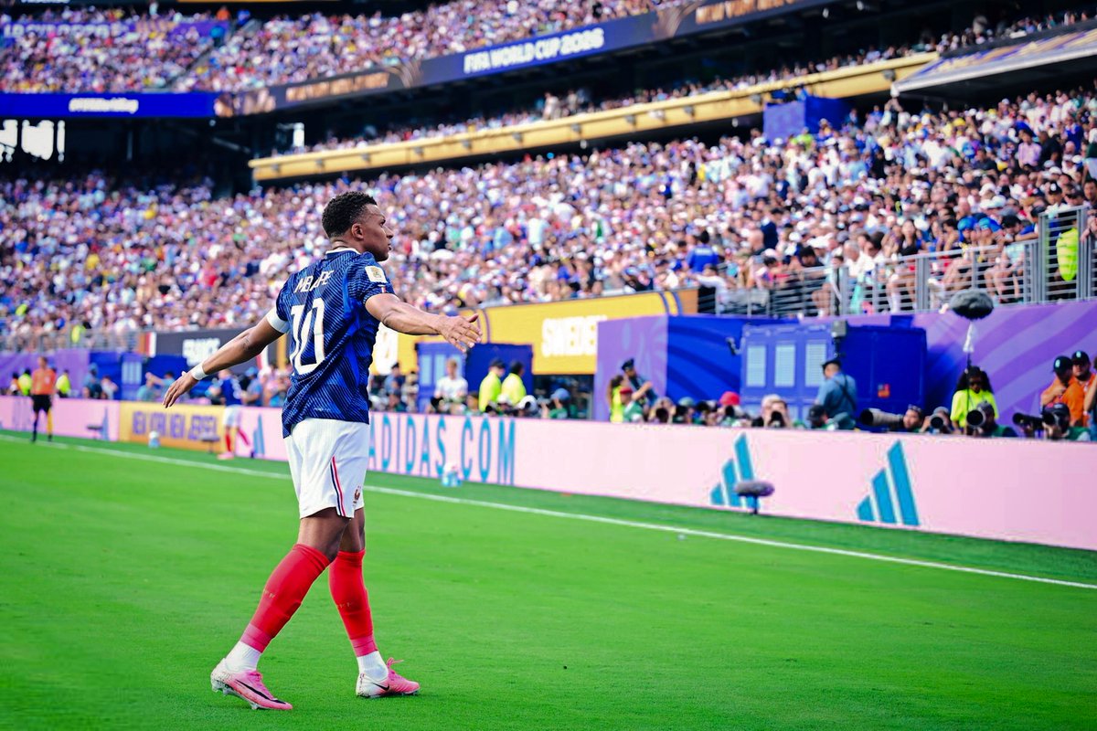 _gjr7's tweet photo. Kylian Mbappe โฝ๏ธโฝ๏ธ
#FIFAWorldCup | #FARSWE https://t.co/SDXzEGsrzO