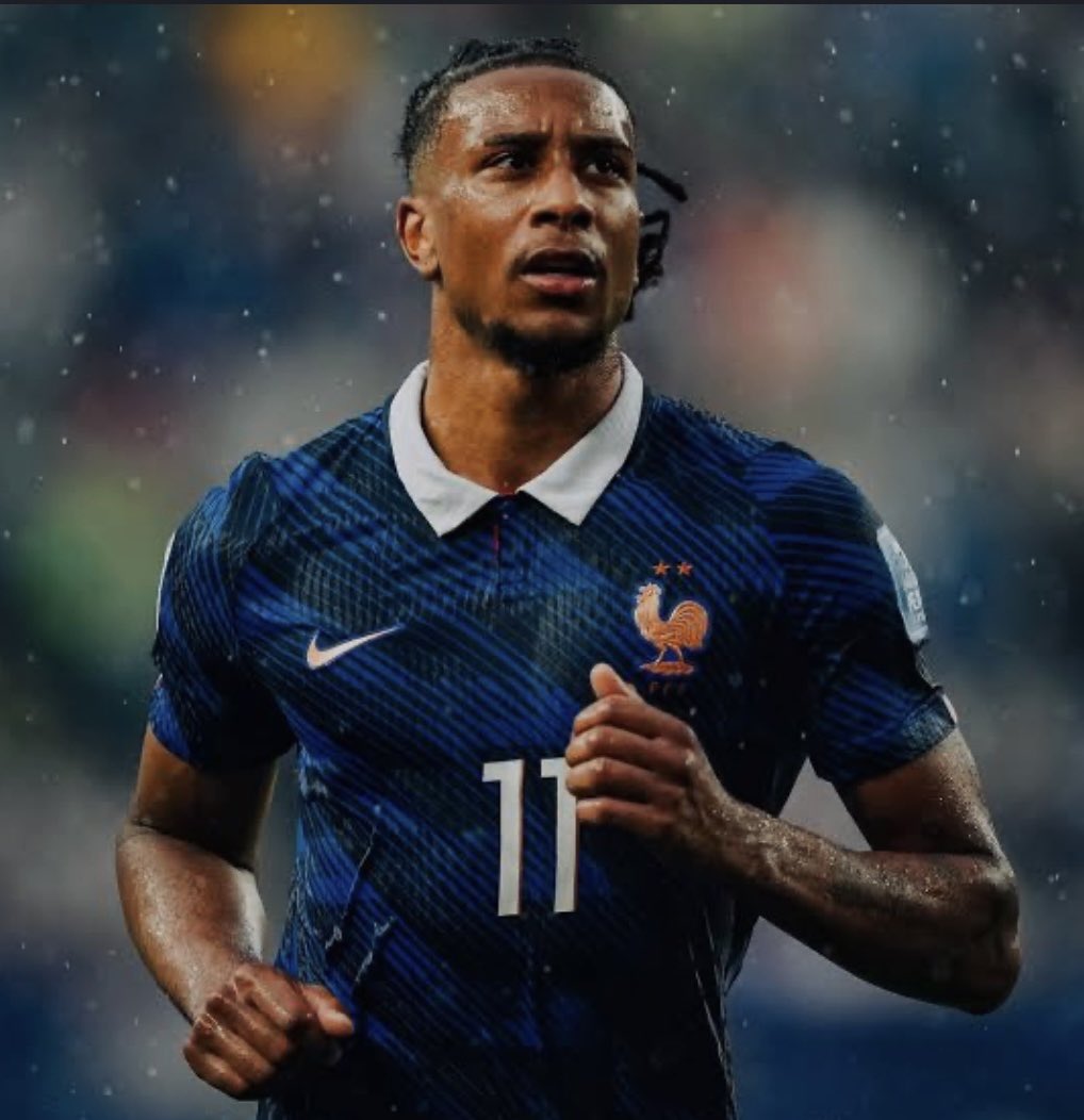 S_rm_19's tweet photo. خلاص جيبه يا بيريز
والله عليه تمريرات تحط مبابي ينفرد تماما بالحارس🔥 https://t.co/kwluyimG4P