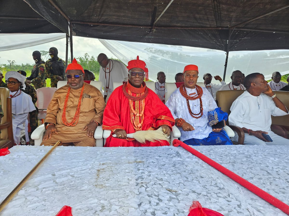 Princemoye1's tweet photo. COMMUNITY POLICING:
Delta State Police Command, CP Yemi John Oyeniyi, on tour to Effurun for the groundbreaking ceremony of the new Effurun Area Command Uvwie, Delta State, on Tuesday. The mornach of the kingdom, other traditional rulers, sons and daughters of Uvwie kingdom, and well wishers, witnessesed the event. We take policing to the grassroot. That's the game, that's the way to go.... 
Ire o