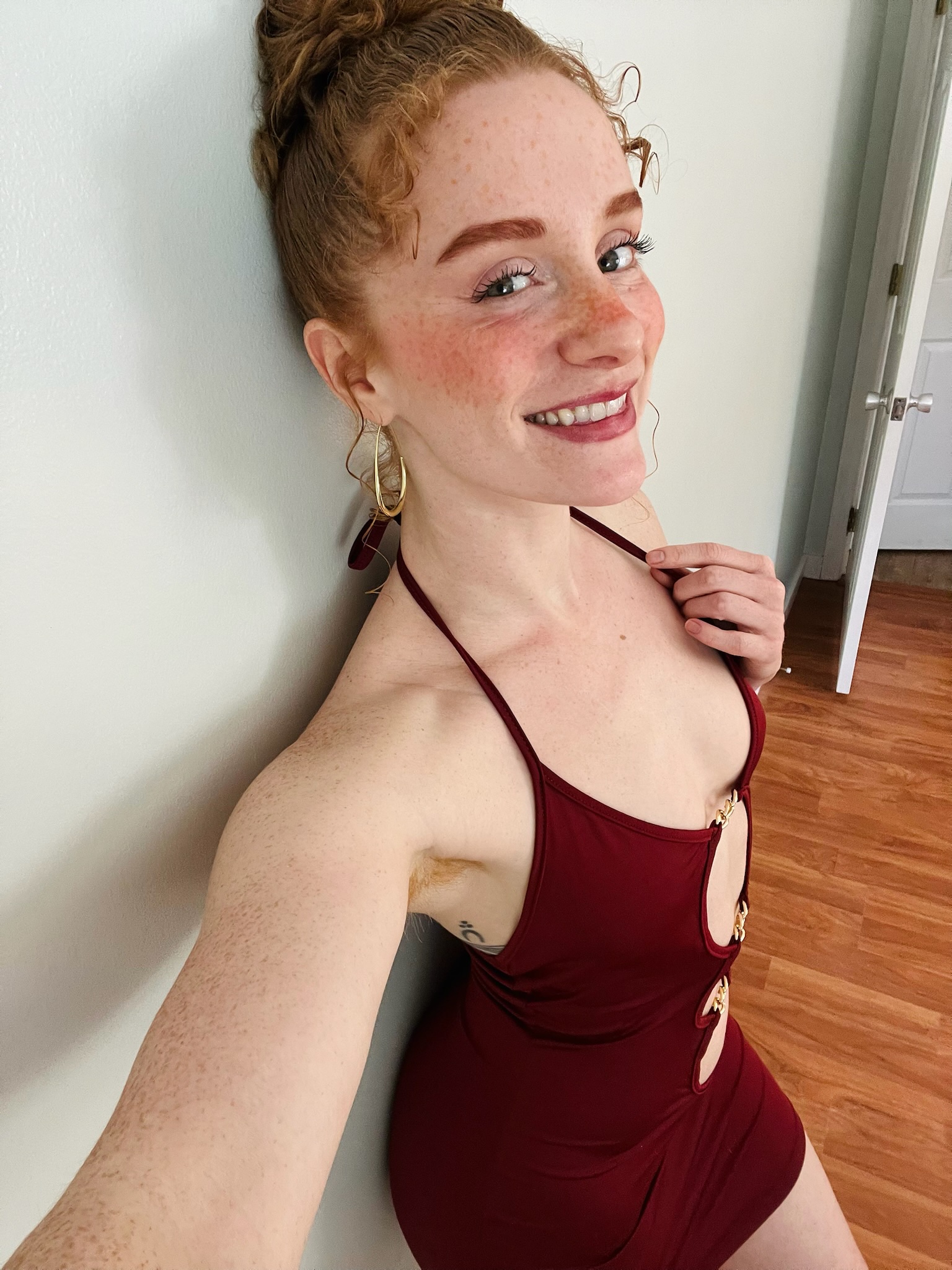 red cutouts got my freckles looking extra edible… hungry? ♥️ https://t.co/tLrnSvjTby