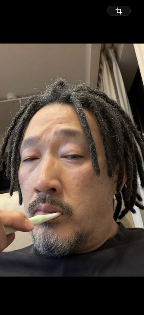 kumadamasashi's tweet photo. 昨日の朝。

『あ〜頭痛い😣』
と言って奥さんが起きてきた。
（たま〜にある偏頭痛だ🧠）

朝食後に頭痛薬を飲んでた💊

『あ〜仕事行くのイヤだな〜🤢』
と言って憂鬱そうな顔をしてた。

👨‍🦲『あの〜車で送りましょうか〜🚙』
と言うと奥さんがニヤニヤした😏

車の中で僕の写真を何枚か見せた📱
（写真参照）

👩『キモ〜🤮』
と言いながら奥さんが笑ってた🤣

いつの間にか奥さんの頭痛は消えていた✌️

きっと笑いが頭痛を治してくれたんだろう🤭
（多分お薬かも💊）

今朝、奥さんが起きてきた🥱

👩『おはよ〜』
と言いながら僕の顔見て『変な顔』と言って笑いながら歩いてきた🤪

今日は良い朝だ🌞(^_-)