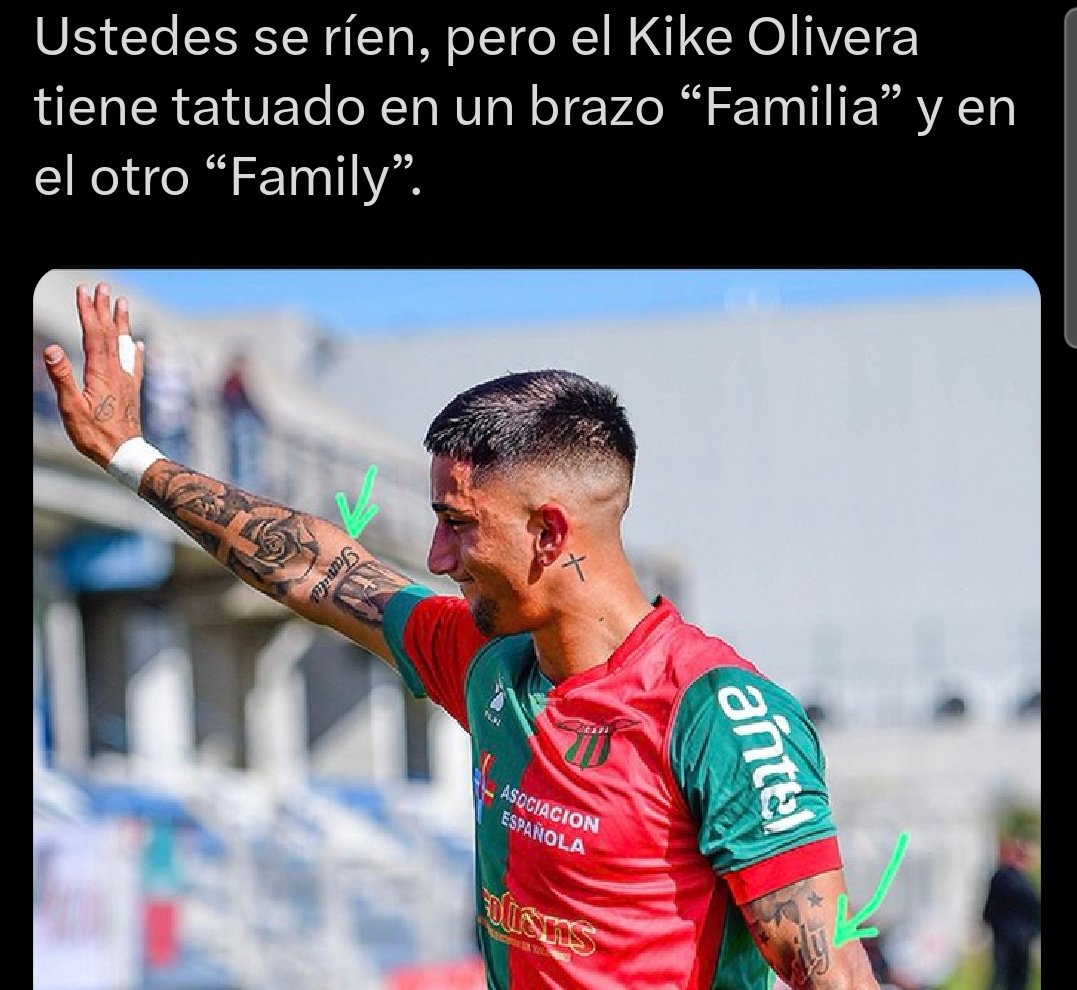Br_1891's tweet photo. Bielsa intentando explicae algo y re que el jugador más inteligente de Uruguay es este https://t.co/t41cO9ehSt