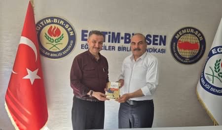 ilyastonguc's tweet photo. Memur-Sen, Eğitim-Bir-Sen Amasya il başkanı değerli dostum  Kerem Camcı Bey’i sendika il merkezinde ziyaret ettim. Rabbim çalışmalarında üstün muvaffakiyetler ihsan eylesin. https://t.co/nAWo7mbw0A