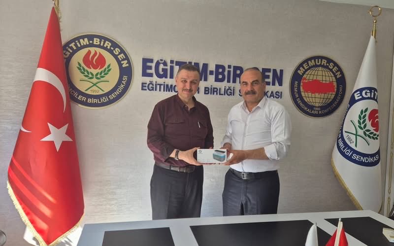 ilyastonguc's tweet photo. Memur-Sen, Eğitim-Bir-Sen Amasya il başkanı değerli dostum  Kerem Camcı Bey’i sendika il merkezinde ziyaret ettim. Rabbim çalışmalarında üstün muvaffakiyetler ihsan eylesin. https://t.co/nAWo7mbw0A