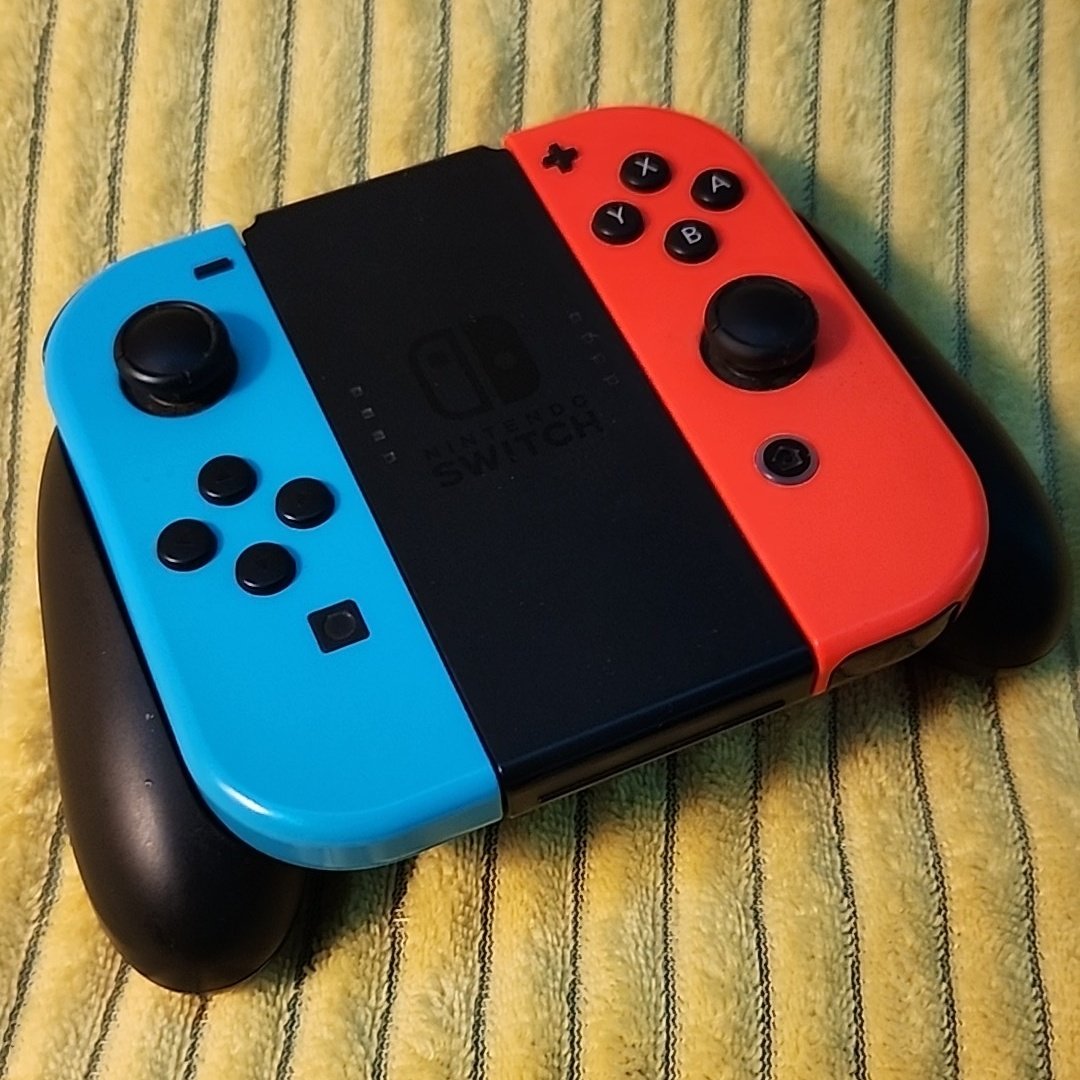 A Joycon Switch Controller tweet media