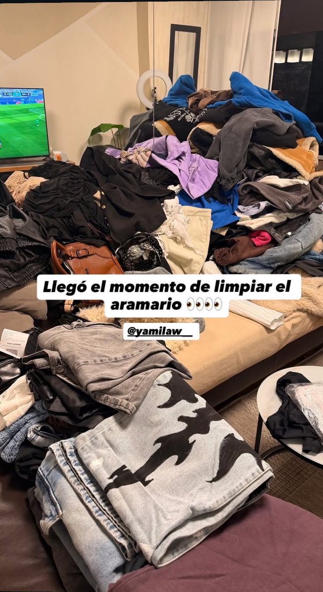 Jacque09m's tweet photo. Creo que tenía un poco de ropa no? 🫣 https://t.co/ndQ9nYUOou